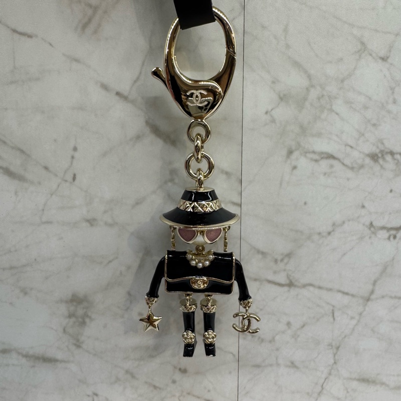 CHANEL黑色人偶粉愛心眼吊飾-4