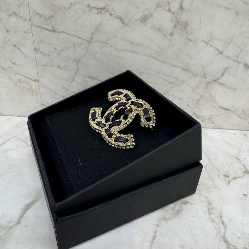 CHANEL淡金皮穿鍊水鑽雙C胸針-1