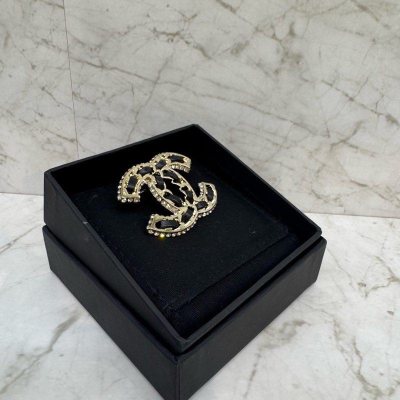 CHANEL淡金皮穿鍊水鑽雙C胸針-2