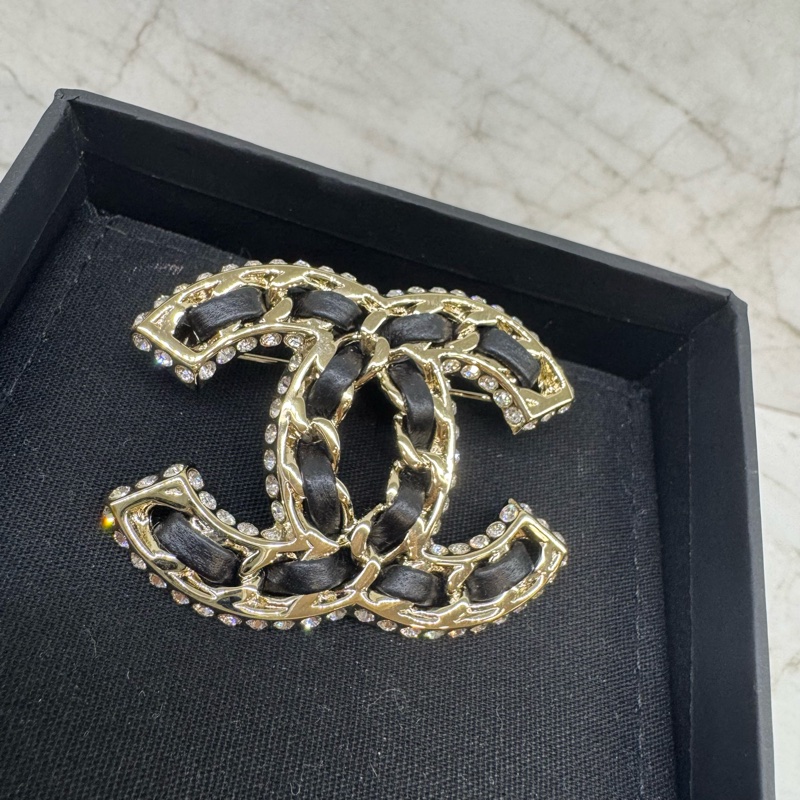 CHANEL淡金皮穿鍊水鑽雙C胸針-4