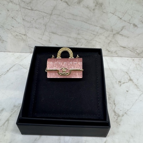 CHANEL金屬把鍊帶金邊粉色口蓋包造型胸針