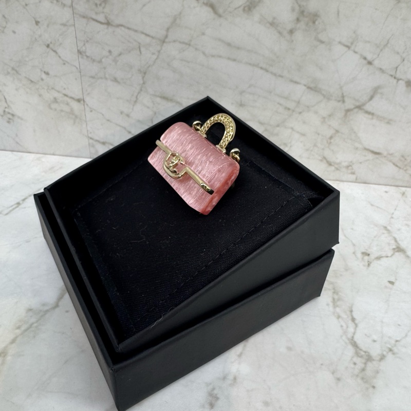 CHANEL金屬把鍊帶金邊粉色口蓋包造型胸針-1