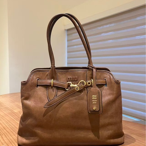 Miu Miu /謬誤 Aventure Nappa 橡木色 納帕皮革單肩手提包，尺寸：底長40x高31x寬13cm