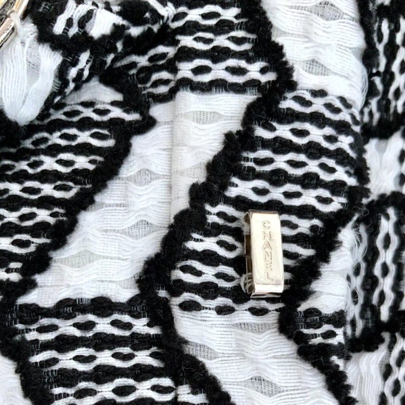Chanel 16S 黑白幾何圖騰兩口袋軟泥外套-29
