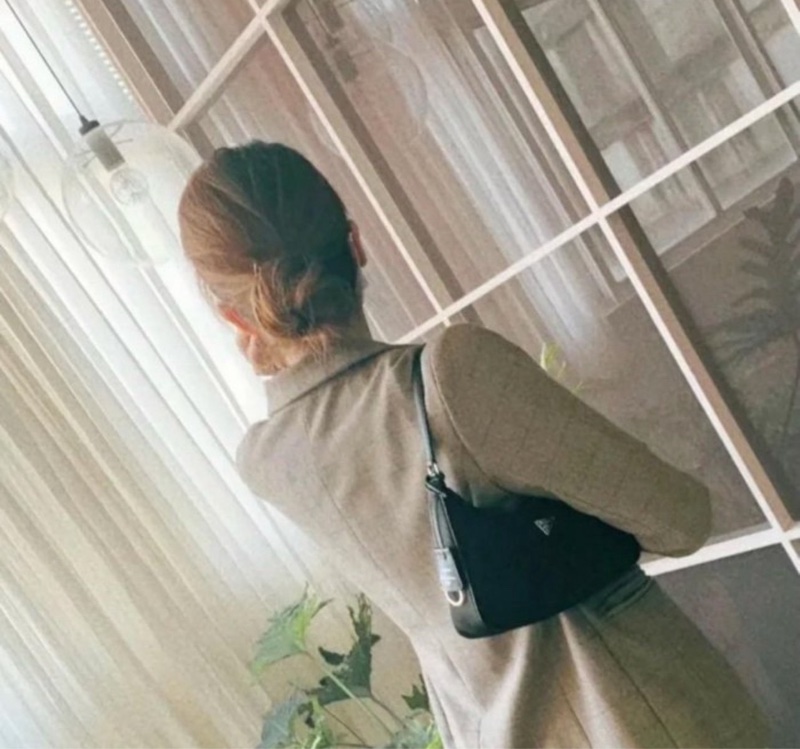 「JL精品代購」97新 Prada 尼龍 2005 hobo-1