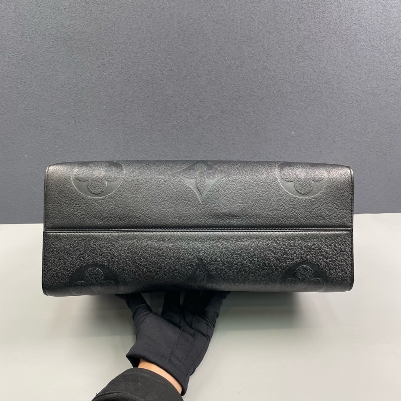 LV 黑色全皮壓花大號onthego托特包-4