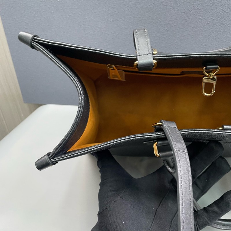 LV 黑色全皮壓花大號onthego托特包-9