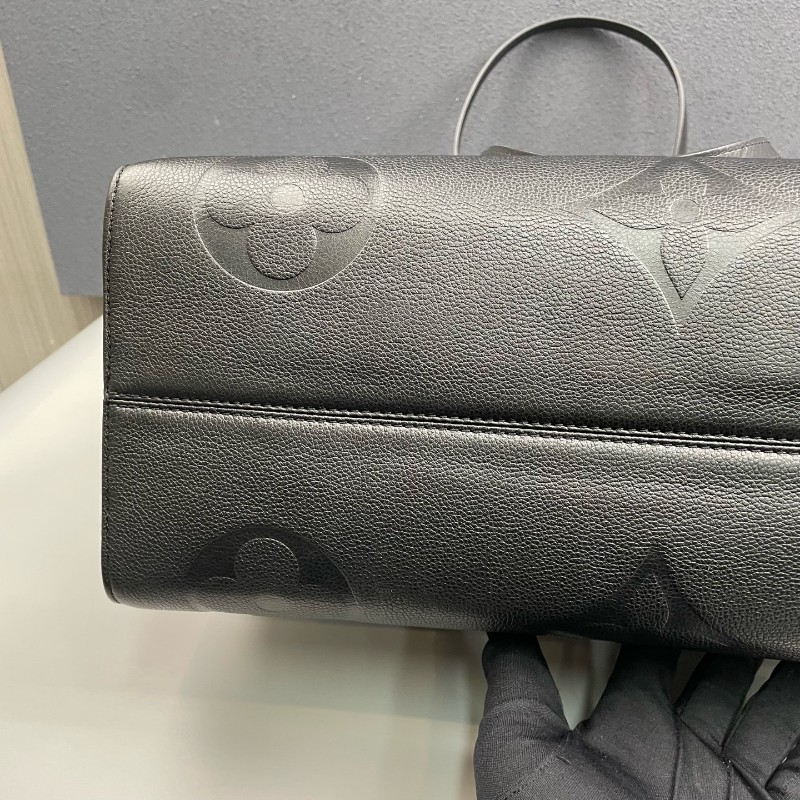 LV 黑色全皮壓花大號onthego托特包-11