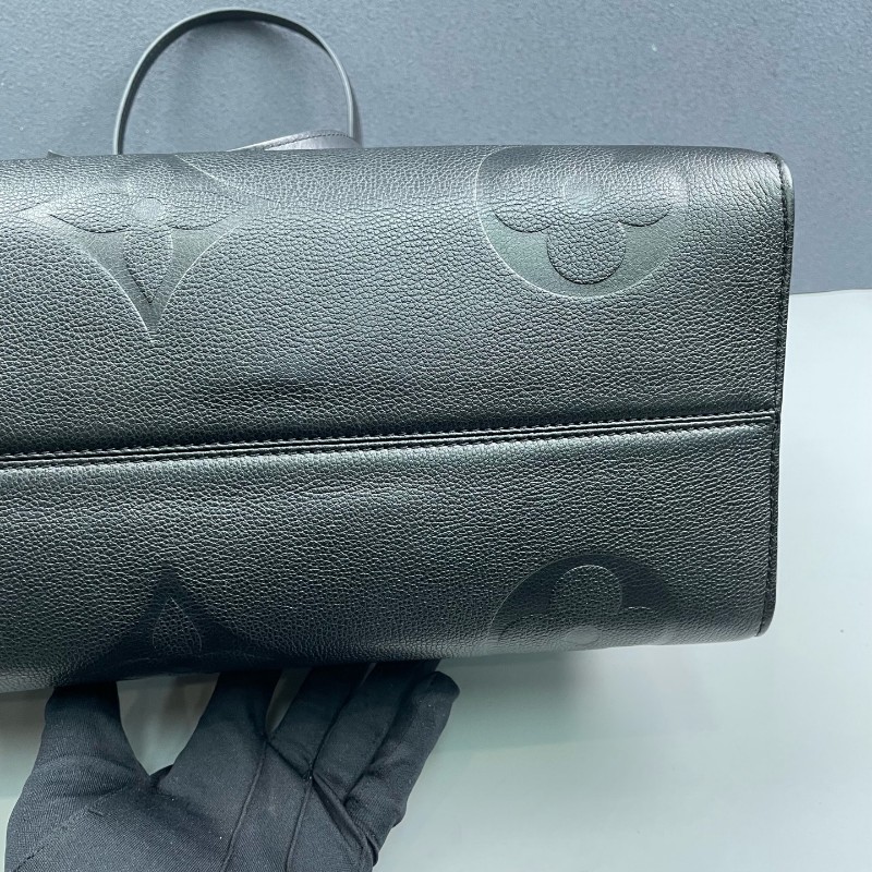 LV 黑色全皮壓花大號onthego托特包-12