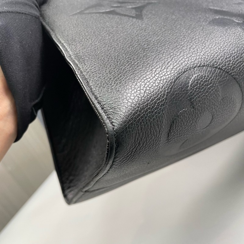 LV 黑色全皮壓花大號onthego托特包-19