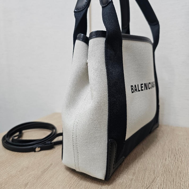 [甜價出❣️別猶豫呀！]  Balenciaga米白帆布NavyCabasXS手提斜背包-3
