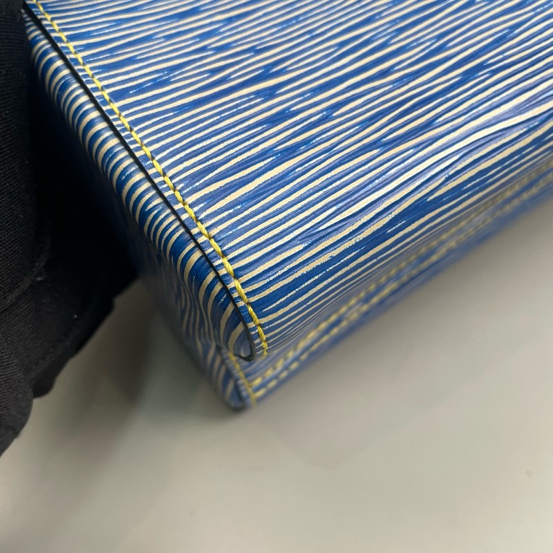 LV 藍色epi水波纹中號Twist鏈條包-26