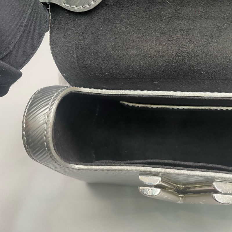 LV路易威登 銀色epi水波紋小號twist鏈條包-11