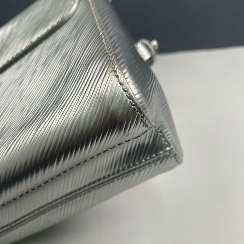 LV路易威登 銀色epi水波紋小號twist鏈條包-15