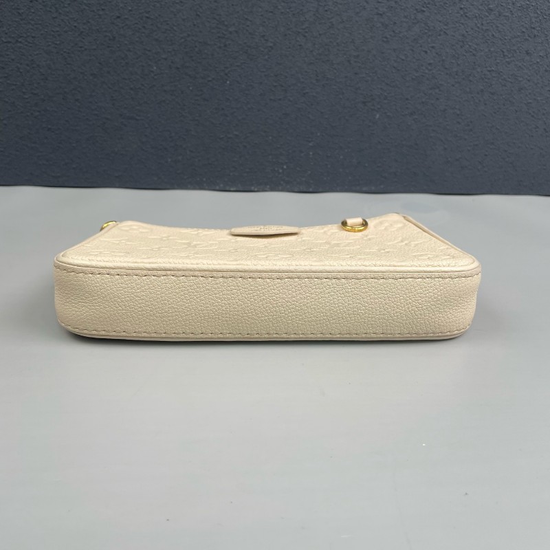 LV路易威登 奶白色全皮壓花Easy Pouch On Strap 肩背包-3
