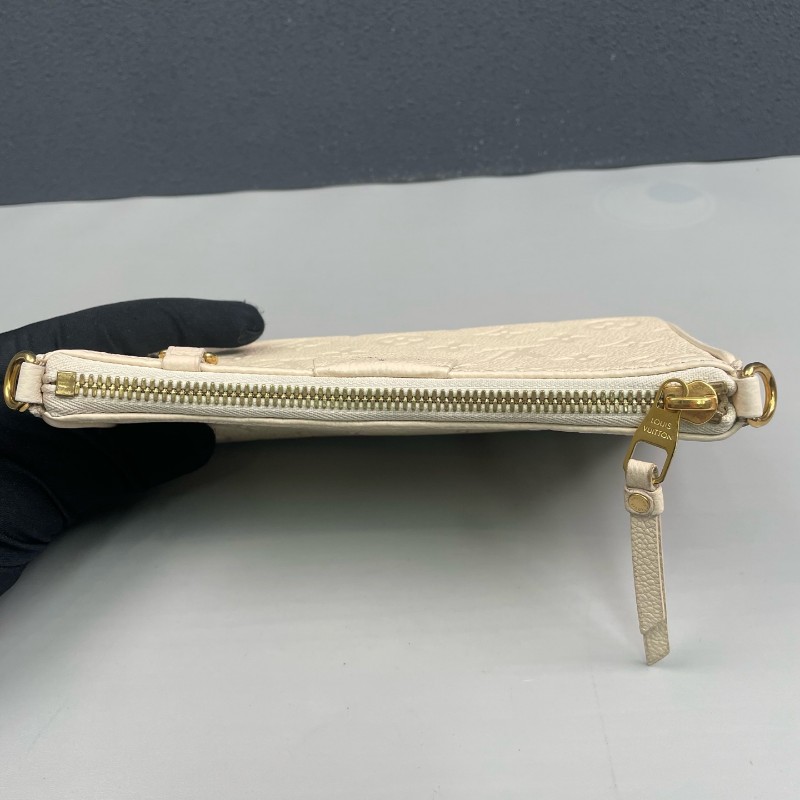 LV路易威登 奶白色全皮壓花Easy Pouch On Strap 肩背包-4