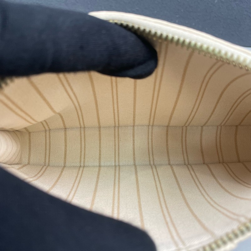 LV路易威登 奶白色全皮壓花Easy Pouch On Strap 肩背包-6