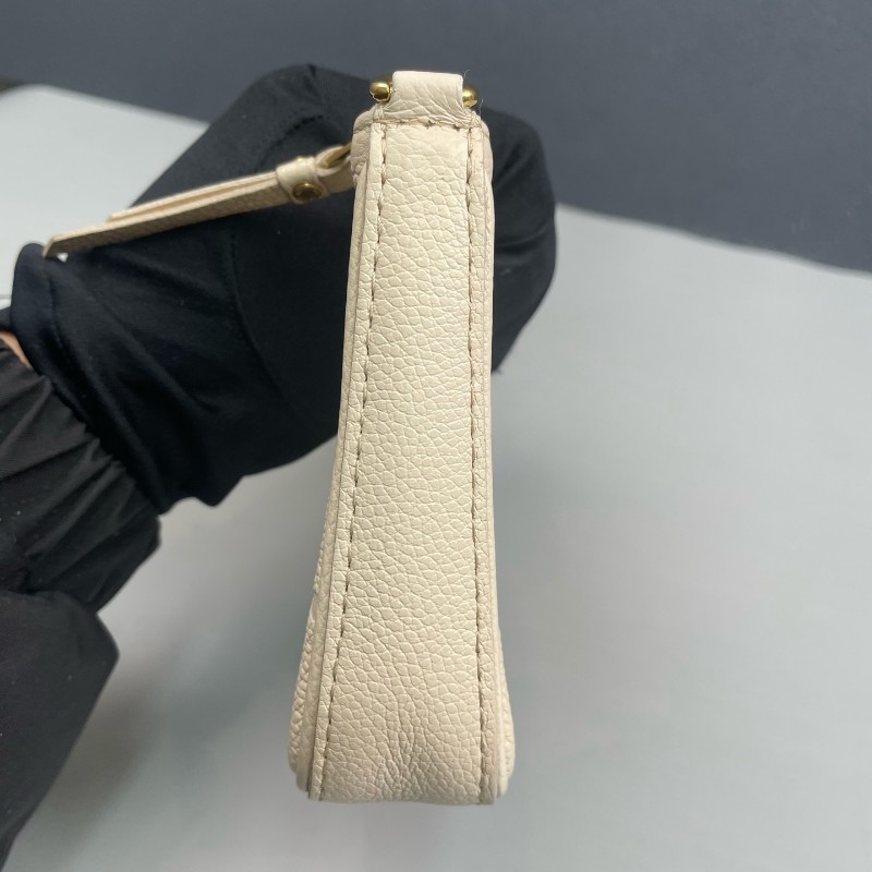 LV路易威登 奶白色全皮壓花Easy Pouch On Strap 肩背包-11