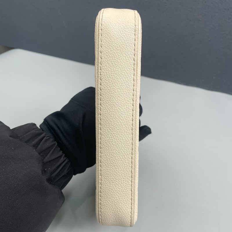 LV路易威登 奶白色全皮壓花Easy Pouch On Strap 肩背包-12