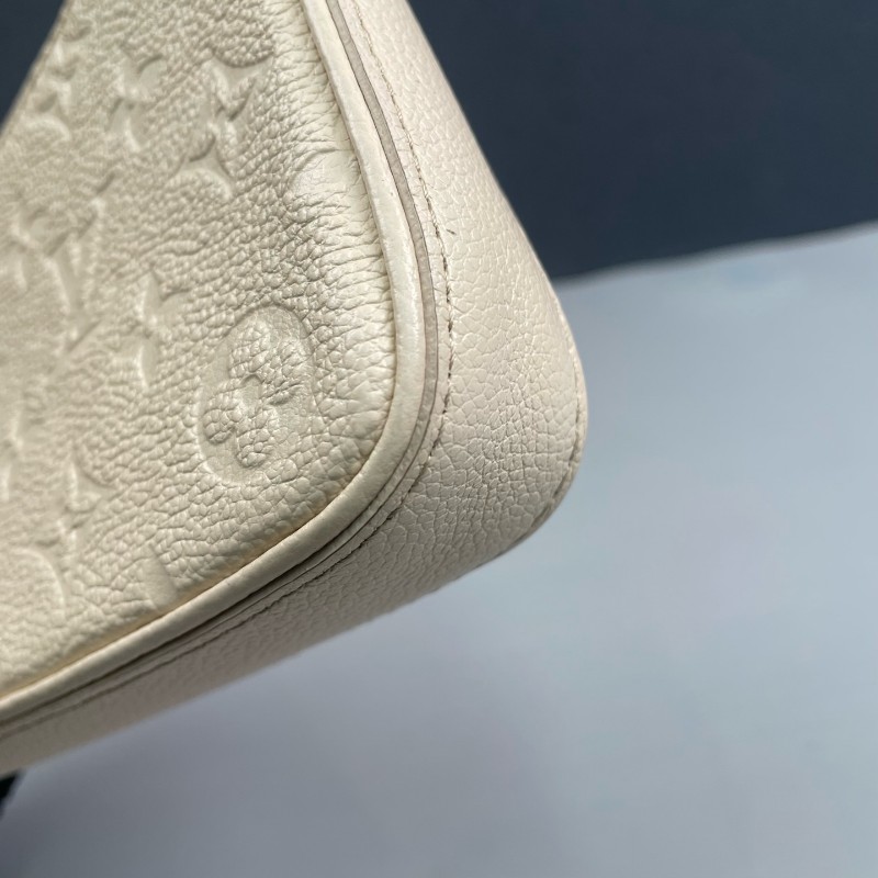 LV路易威登 奶白色全皮壓花Easy Pouch On Strap 肩背包-18