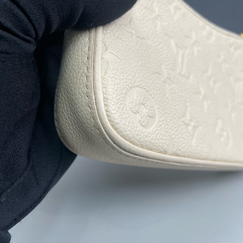 LV路易威登 奶白色全皮壓花Easy Pouch On Strap 肩背包-19