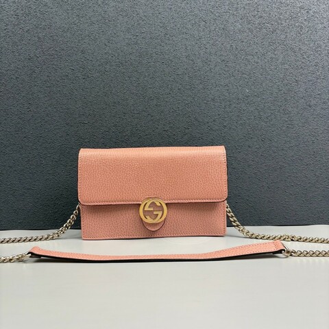 Gucci 粉色全皮風琴woc鏈條包