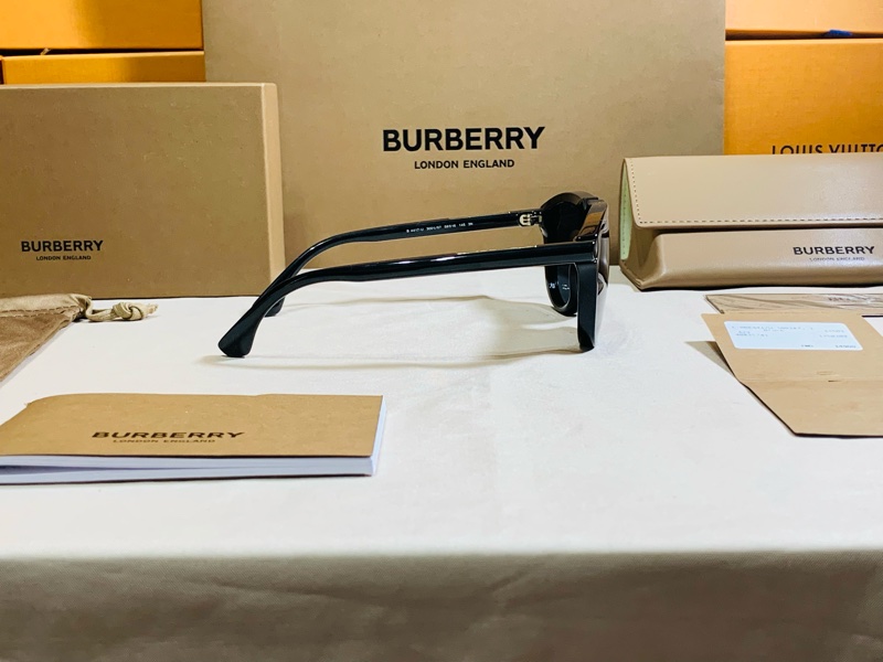 🎁全新盒裝 Burberry 巴寶莉 百搭黑質感太陽眼鏡 墨鏡-8