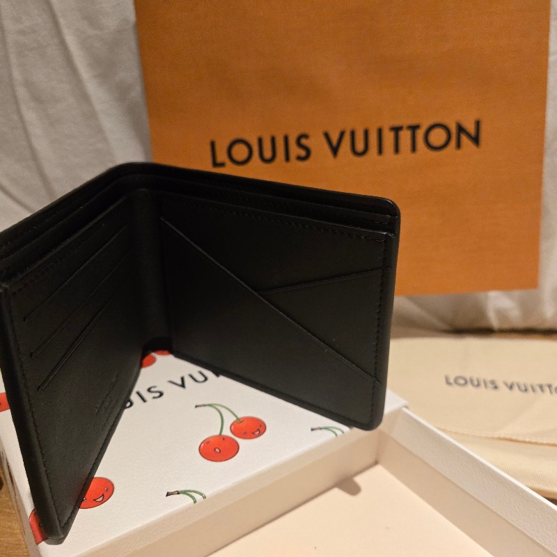 【全新晶片款】黑色牛皮壓紋兩折短夾（附盒、袋、禮品卡）-1