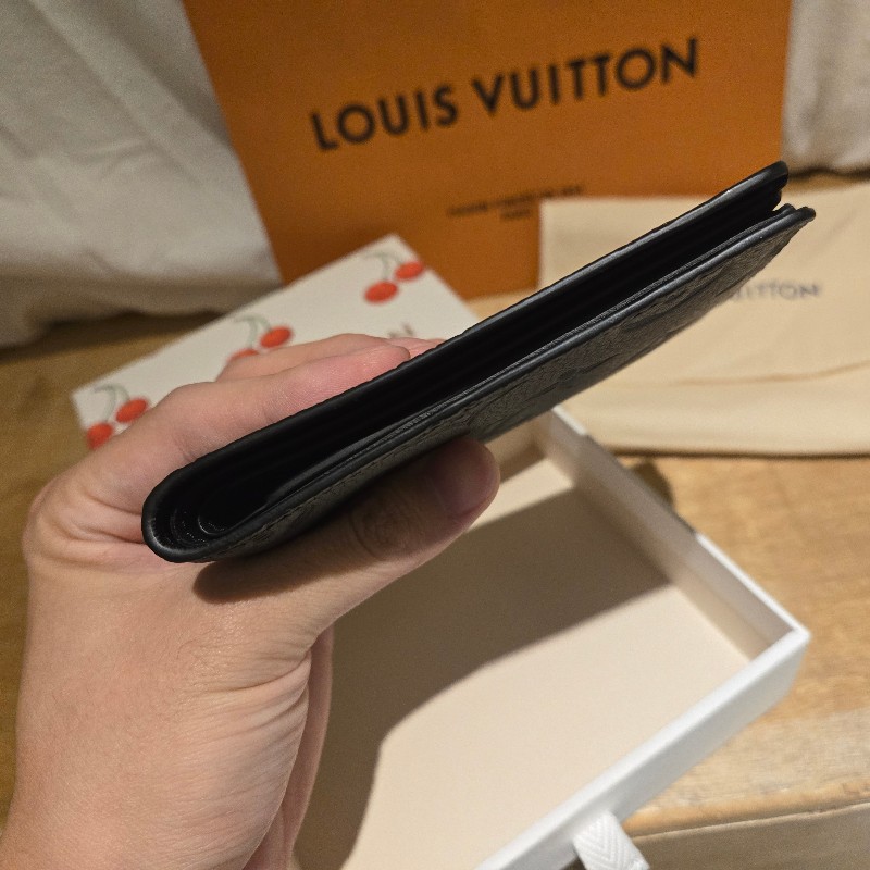 【全新晶片款】黑色牛皮壓紋兩折短夾（附盒、袋、禮品卡）-2