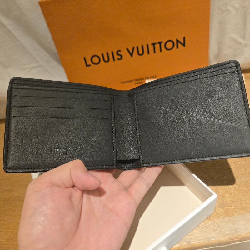 【全新晶片款】黑色牛皮壓紋兩折短夾（附盒、袋、禮品卡）-9