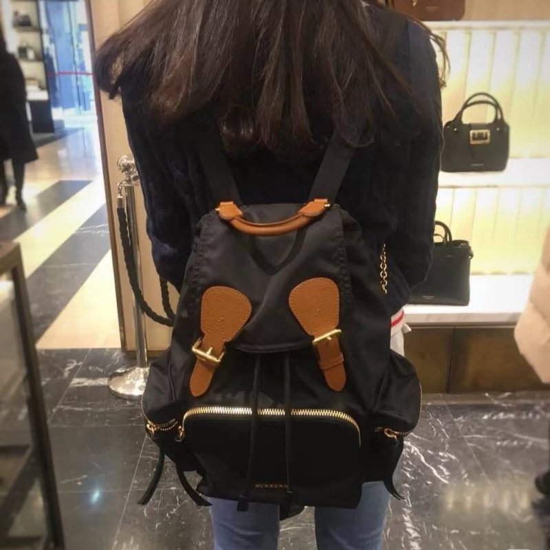 BURBERRY The Rucksack  中 號🌈實品拍照🌈黑色尼龍雙肩包手提包 後背包  金色五金~二手品-9