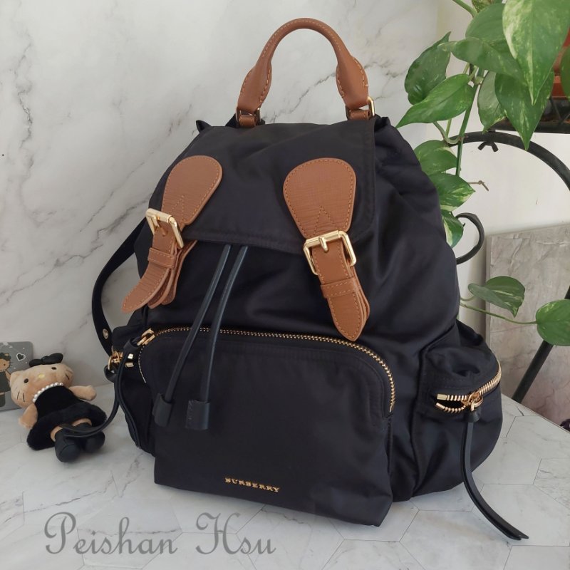 BURBERRY The Rucksack  中 號🌈實品拍照🌈黑色尼龍雙肩包手提包 後背包  金色五金~二手品-16