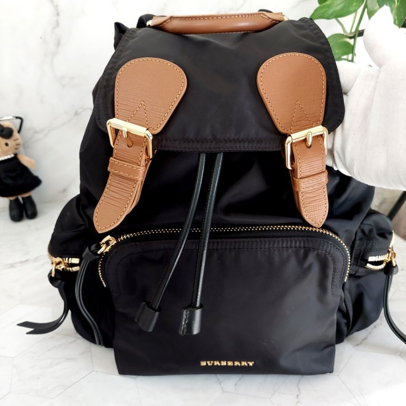 BURBERRY The Rucksack  中 號🌈實品拍照🌈黑色尼龍雙肩包手提包 後背包  金色五金~二手品-17