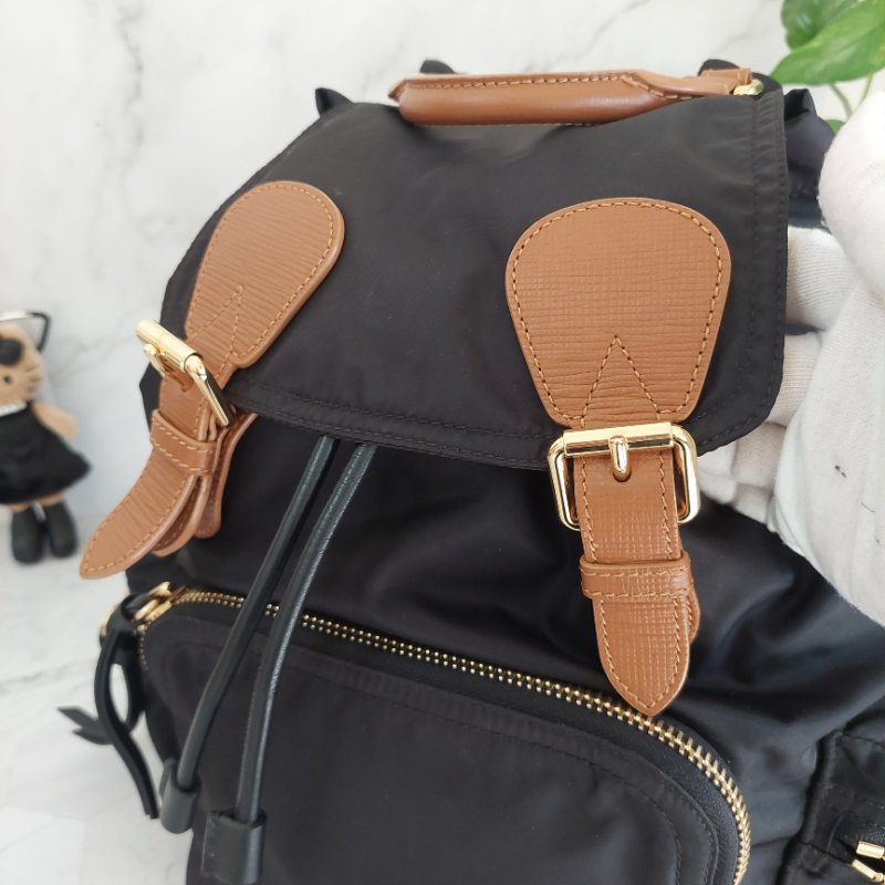 BURBERRY The Rucksack  中 號🌈實品拍照🌈黑色尼龍雙肩包手提包 後背包  金色五金~二手品-37