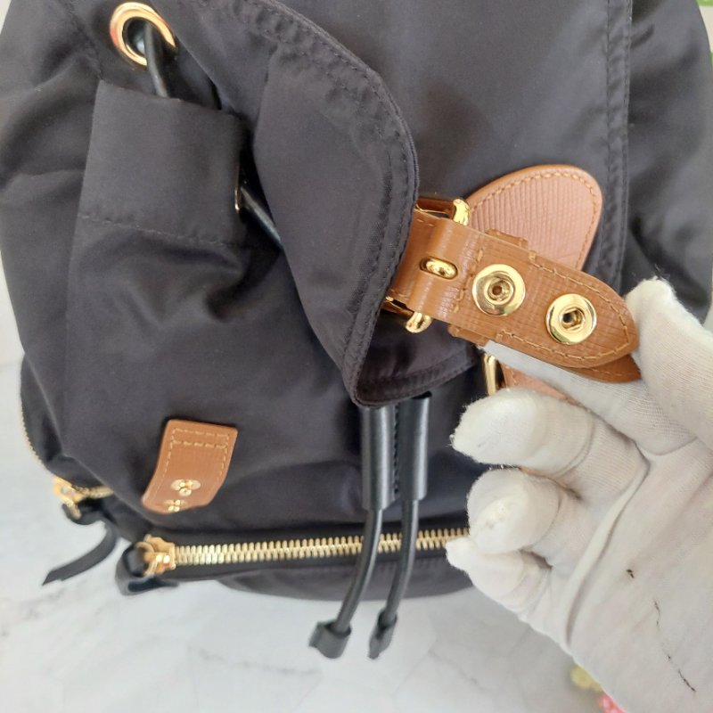 BURBERRY The Rucksack  中 號🌈實品拍照🌈黑色尼龍雙肩包手提包 後背包  金色五金~二手品-72