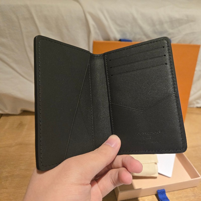 【全新晶片款】LV黑牛皮壓紋名片夾錢包-9