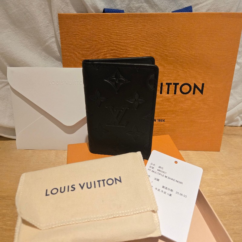 【全新晶片款】LV黑牛皮壓紋名片夾錢包-10