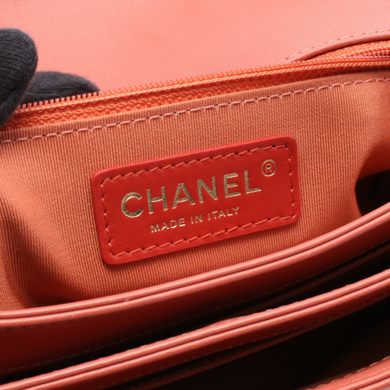香奈兒 (CHANEL) 絎縫鏈條肩背包，羊皮材質，粉紅色波爾多紅，金色五金，二手 CC-3