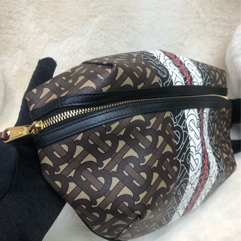 Burberry TB Logo 腰包 XB979-17