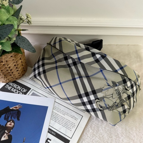 戰馬圖案尼龍格紋腰包(地衣色)