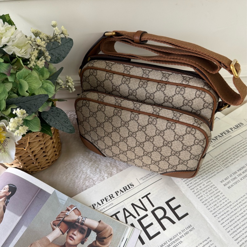 GG Emblem 中款前口袋拉鍊斜背包(烏木/深棕色)-0