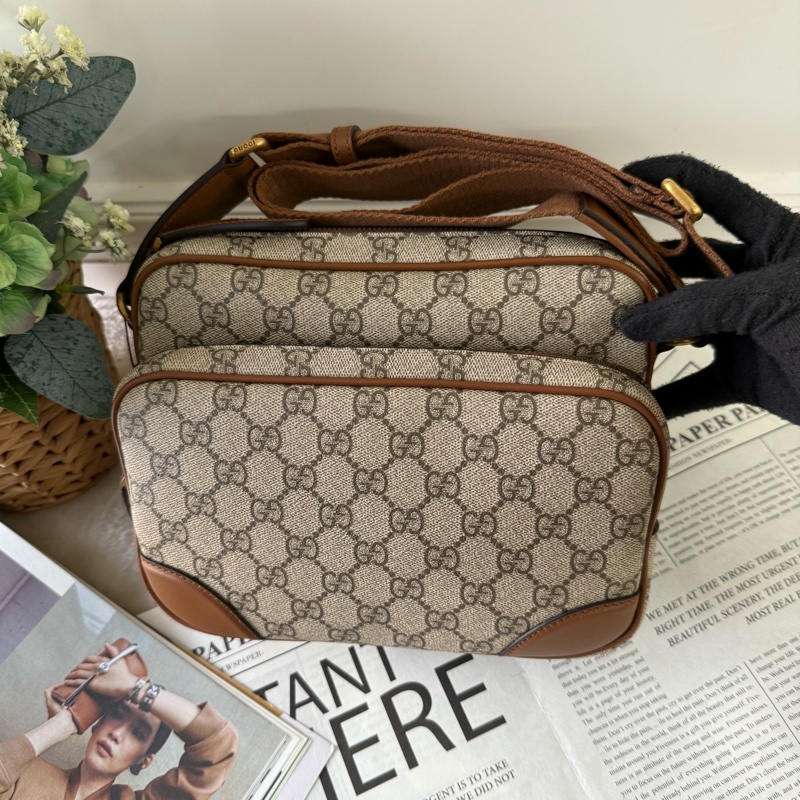GG Emblem 中款前口袋拉鍊斜背包(烏木/深棕色)-1