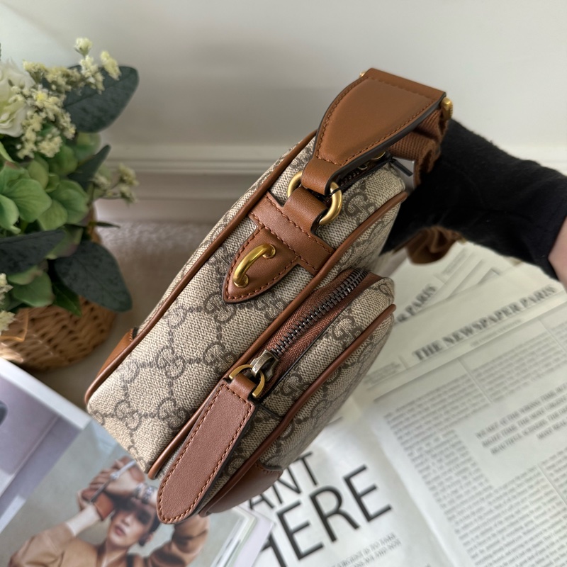 GG Emblem 中款前口袋拉鍊斜背包(烏木/深棕色)-2