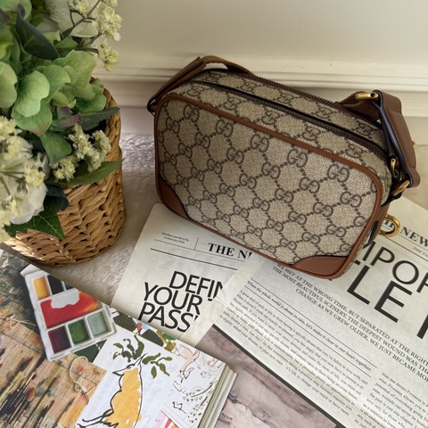 GG Emblem 迷你雙拉鍊斜背包(烏木/深棕色)