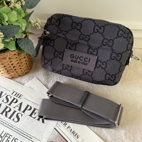 GG Logo 前口袋中款尼龍拉鍊斜背包(灰色)