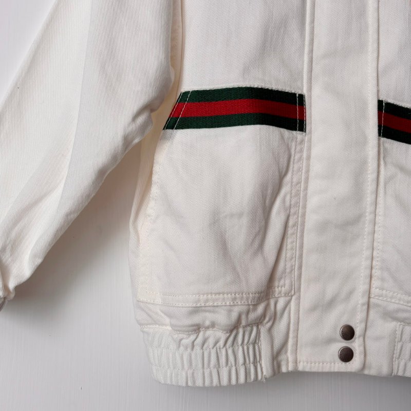 ::GUCCI::  童裝6號 經典藍綠織帶草莓刺繡 白色拉鍊夾克-2