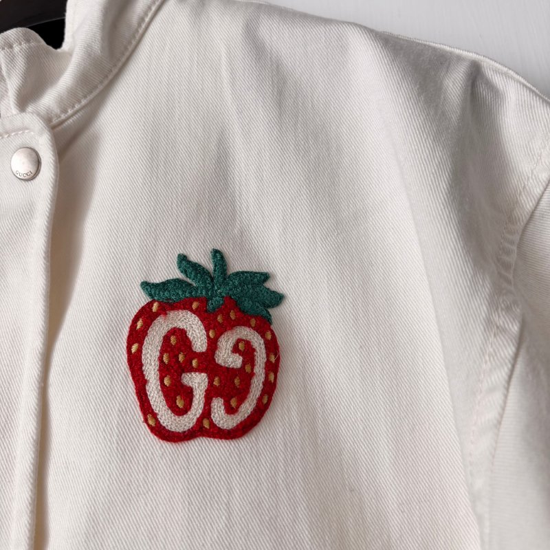 ::GUCCI::  童裝6號 經典藍綠織帶草莓刺繡 白色拉鍊夾克-3