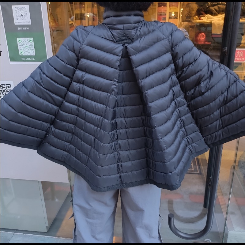 Moncler 黑色羽絨橫格拚羊毛料外套-22