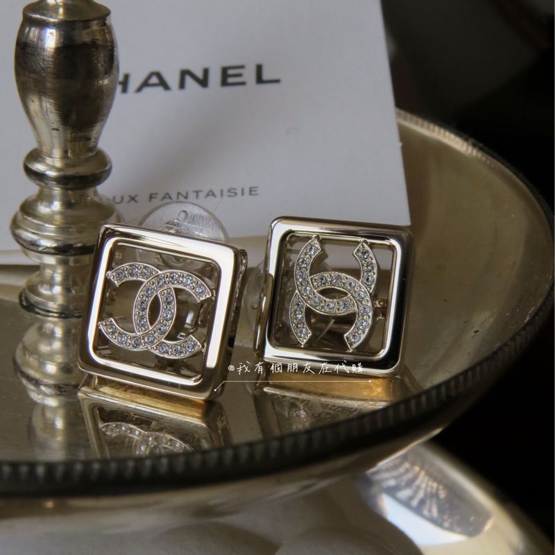 《我有個朋友在代購》香奈兒26C方形耳夾-0