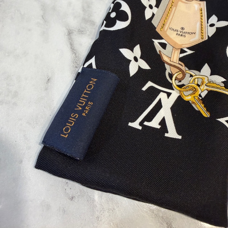 LV 黑白底鏈條樣式Confidential長條絲巾M78656-2